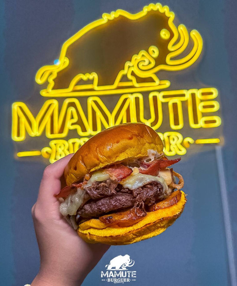 Hambúrguer Mamute Burguer com letreiro neon